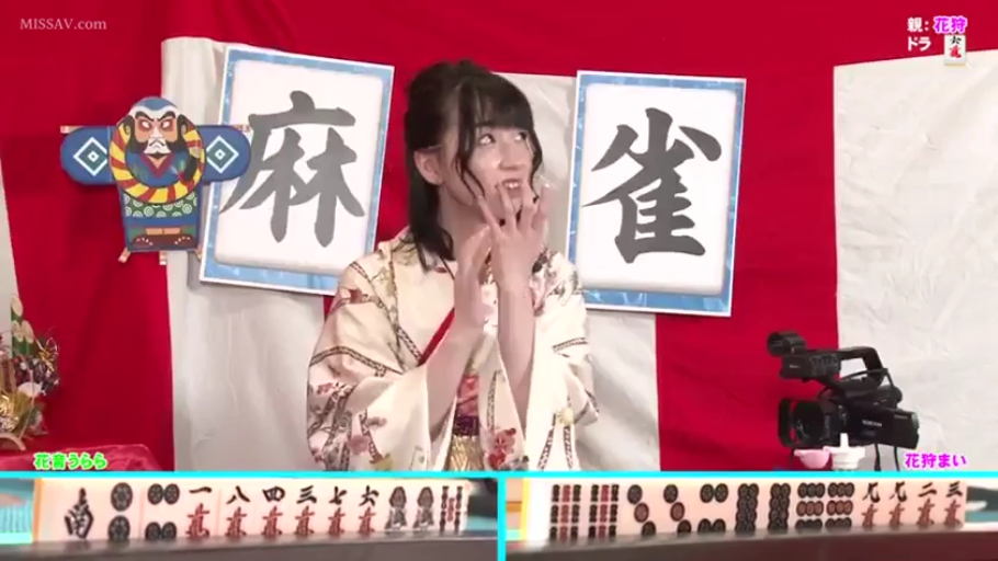 坐姿 · 脸部 · 平静 · 注视 · 窗边 · 逆光 · 抹胸装