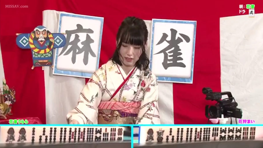 室内 · 面部 · 站立 · 陶醉 · 长发 · 百叶窗 · 表演 · 红色高领无袖衫