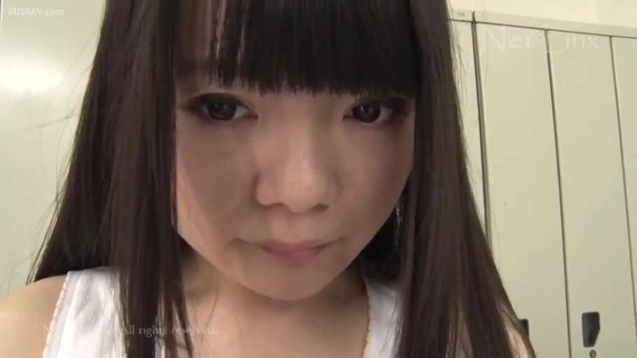 面部特写 · 白色背心 · 更衣室