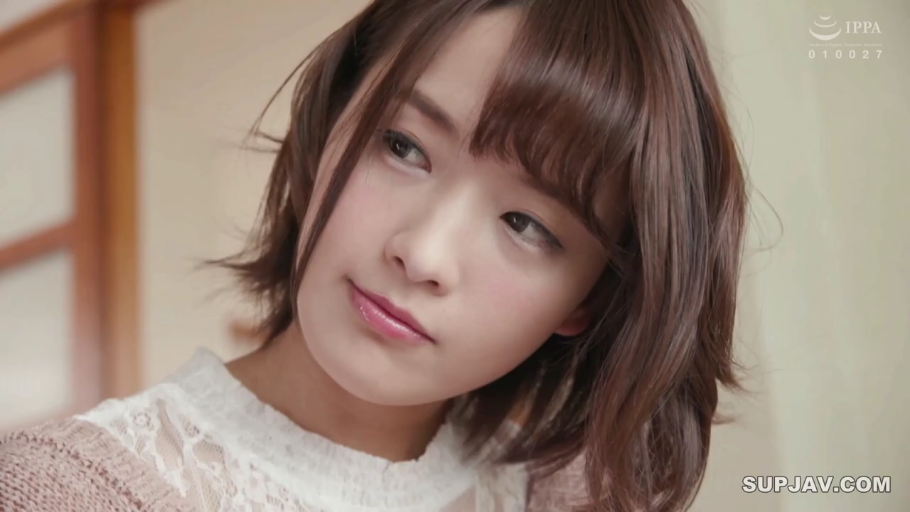 室内 · 平静 · 面部特写 · 凝视 · 白色蕾丝衣 · 侧头