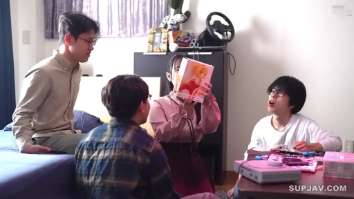 惊讶 · 客厅 · 手办 · 围坐 · 休闲衬衫 · 展示手办盒 · 宅男聚会