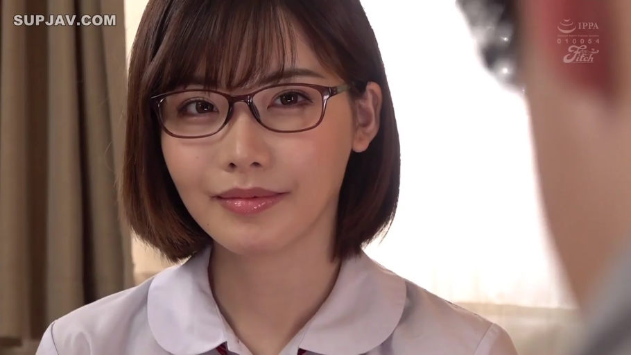 室内 · 校服 · 眼镜 · 微笑 · 面部特写 · 注视 · 短发 · 正面