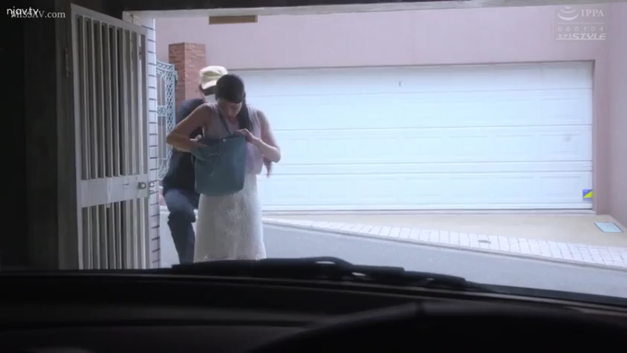 站姿 · 剧情 · 远景 · 低头专注 · 翻找东西 · 户外车库 · 白色裙装 · 蓝色手提包