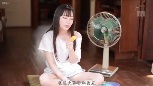 否 · 坐垫 · 灰色短裤 · 室内木地板 · 盘腿坐 · 吃棒冰 · 平淡 · 长直发齐刘海