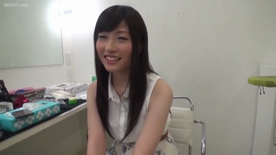 坐姿 · 微笑 · 半身 · 谈话 · 梳妆台 · 黑长直 · 化妆间 · 白色无袖衬衫