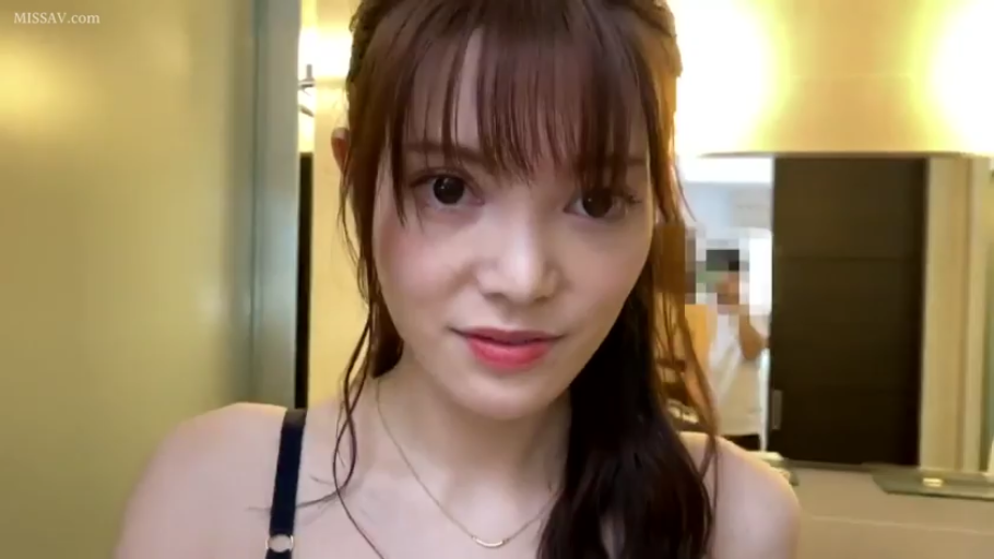 顔部のクローズアップ · 甘美 · 站立 · ネックレス · 注視 · 洗面所 · 长发 · 黑色吊带