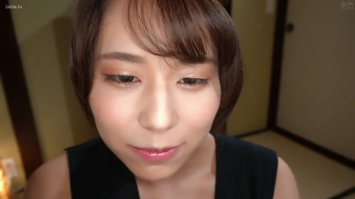 脸部特写 · 微笑 · 对话 · 短发 · 室内和室 · 正面坐姿 · 黑色无袖上衣