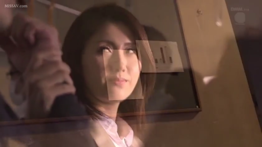 坐姿 · 脸部特写 · 办公室 · 销魂 · 职业装 · 凝视 · 熟女 · 假阳具