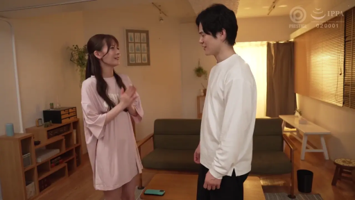 交谈 · 微笑 · 客厅 · 居家 · 手机 · 站立对视 · 粉色长T恤