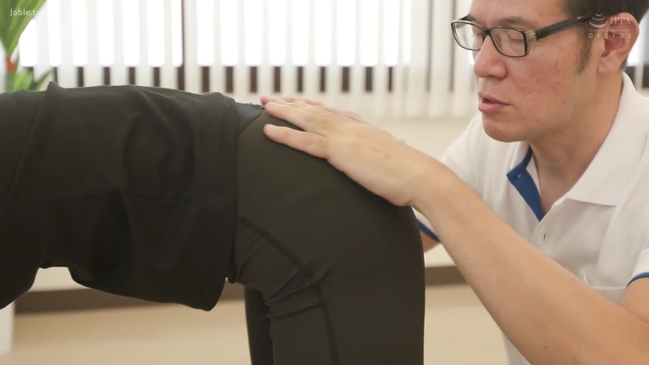 室内 · 身をかがめる · 局所 · 黑色运动服 · 腰臀特写 · 按压