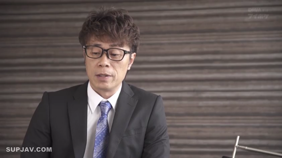 室内 · 坐姿 · 严肃 · 眼镜 · 上半身特写 · 西装 · 说话 · 大叔