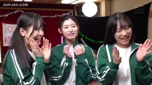 中景 · 站姿 · 三人 · 緑色の運動服 · 室内舞台 · 拍手喝采 · 开心大笑 · 节庆装饰