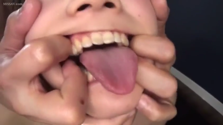 室内 · 裸体 · 仰頭 · 口腔特写 · 舌を出して