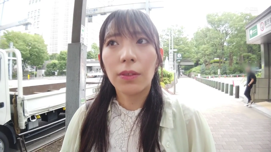 站立 · 自然 · 面部特写 · 注视 · 蕾丝上衣 · 户外街道