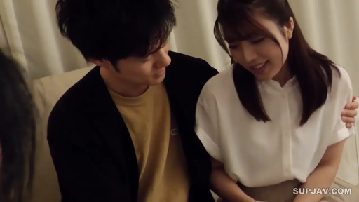 面部 · Casual wear · Sofa · Smile · Living room · sit side by side · 日常 · Intimacy