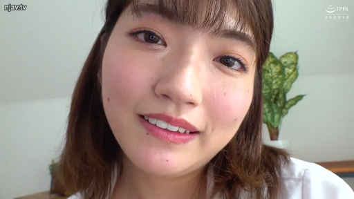 室内 · 脸部 · 白衬衫 · 微笑 · 特写 · 凝视 · 正面