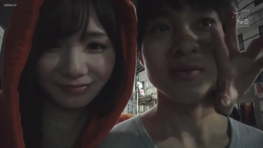 脸部 · 站立 · 平静 · 夜景 · 连帽衫 · 户外街道 · 整理领口