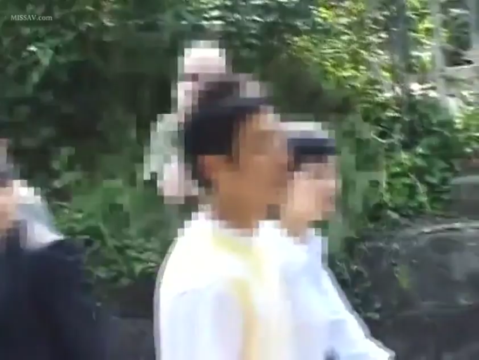 室内 · 站立 · 盆栽 · 微笑 · 上半身 · 双人 · 互动 · 围裙