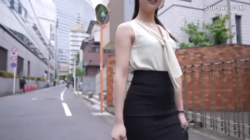 站立 · 中景 · 黑色包臀裙 · 微笑 · 行走 · OL · 室外街道