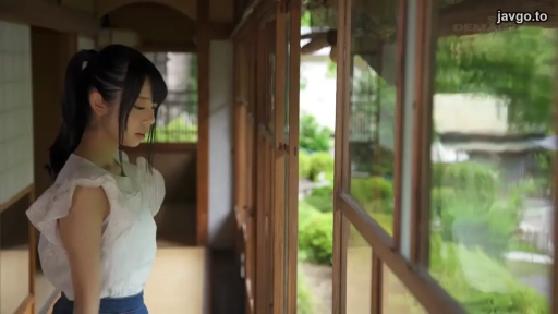 站立 · 平静 · 蓝色裙子 · 侧面中景 · 远眺 · 清新 · 日式木质走廊