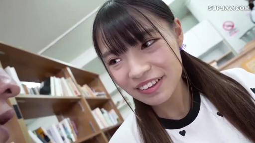 俯身 · 脸部特写 · 微笑 · 凝视 · 书架 · 白色T恤 · 图书馆