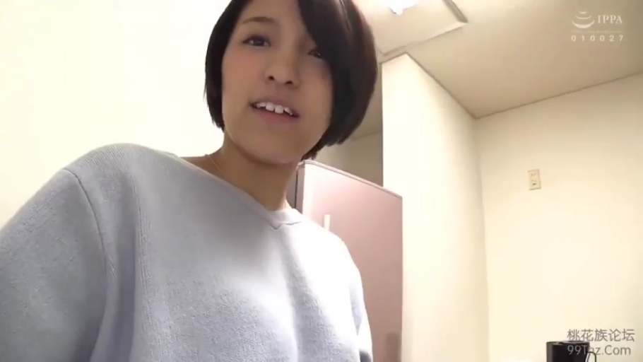 室内 · 站立 · 面部特写 · 注视镜头 · 短发 · 灰色毛衣 · 冰箱 · 微露齿笑