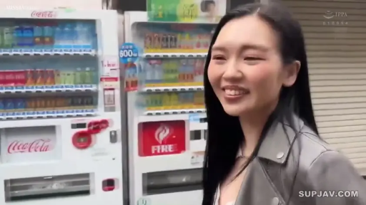 行走 · 近景 · 屋外 · 灿烂 · 自動販売機 · 灰色夹克 · 自动贩卖机前 · 回头大笑