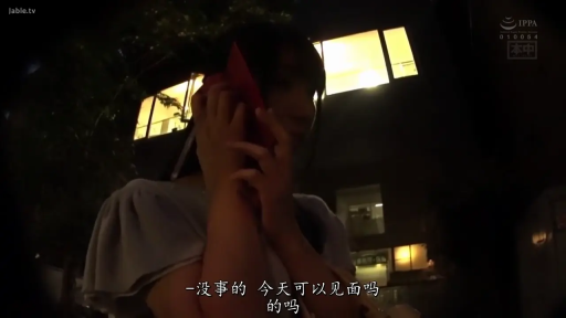 站立 · 手机 · 笑容 · 通话 · 室外街道 · 浅色上衣 · 中特写 · 夜晚