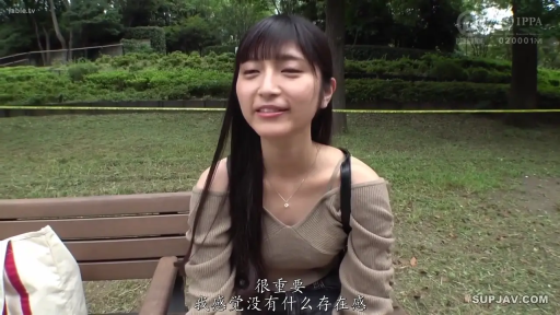 坐姿 · 交谈 · 微笑 · 半身特写 · 露肩针织衫 · 户外公园 · 黑长直 · 公园长椅