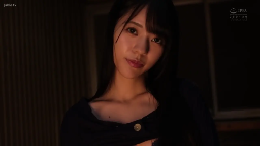 室内 · 面部特写 · 诱惑 · 注视镜头 · 暗光 · 黑色开衫 · 侧头