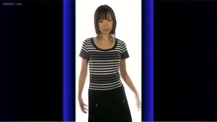 白色背景 · 站立 · 平静 · 条纹上衣 · 半身 · 注视镜头 · 黑色直发