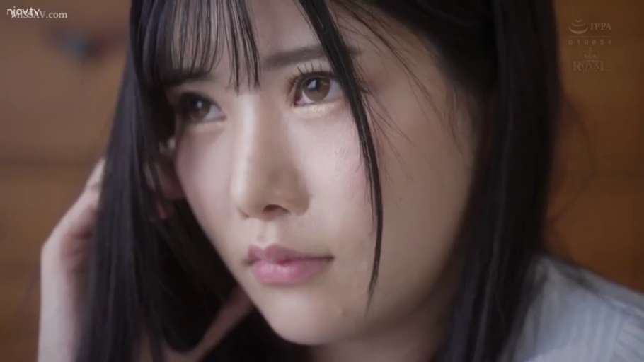 室内 · 忧郁 · 脸部特写 · 条纹衬衫 · 长发 · 撩发 · 侧头