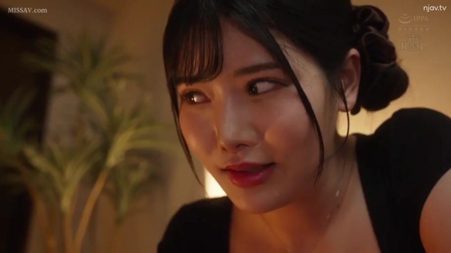 室内 · 沉思 · 忧郁 · 低头 · 项链 · 头部特写 · 黑色上衣 · 盘发