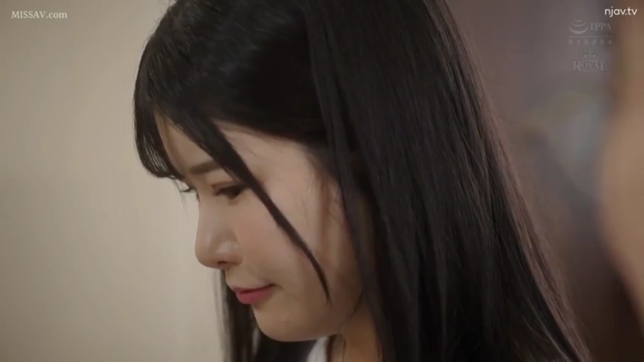 室内 · 坐姿 · 居家 · 上半身 · 静态 · 条纹毛衣