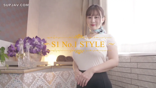 室内 · 字幕 · OL装 · 站姿 · 摆拍 · 微笑 · 半身 · 装饰品