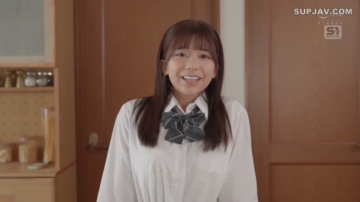 室内 · 校服 · 站立 · 展示 · 微笑 · 半身特写