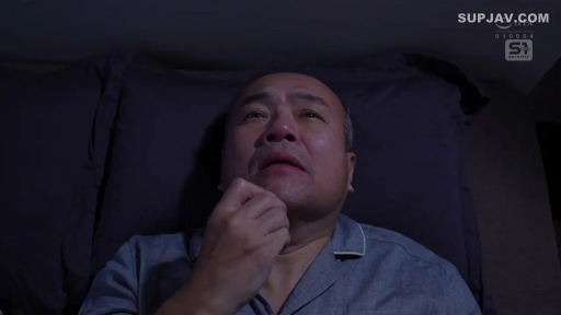 寝室 · 枕头 · 仰臥 · 顔のクローズアップ · 流泪 · 悲伤 · 灰色睡衣