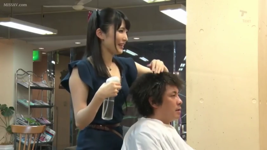 职业微笑 · 理发店 · 深蓝色连体裙 · 男性顾客头部 · 喷水壶