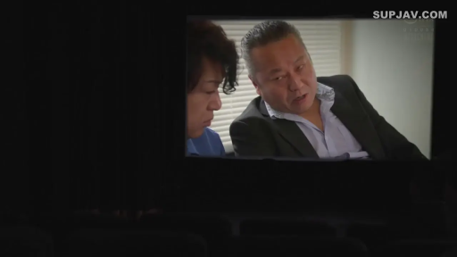 室内 · 坐姿 · 交谈 · 严肃 · 中景 · 西装 · 熟女 · 百叶窗