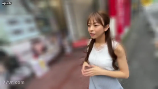 站立 · 自然 · 半身 · 长发 · 户外街道 · 漫步 · 白色无袖蕾丝上衣