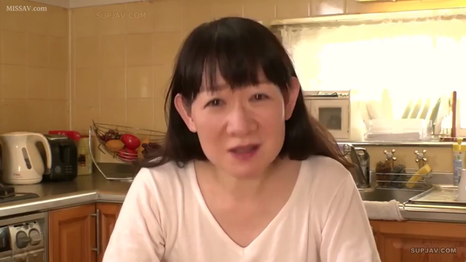 忧郁 · 面部特写 · 厨房 · 熟女 · 白色T恤 · 正面坐姿 · 厨具 · 对视交流