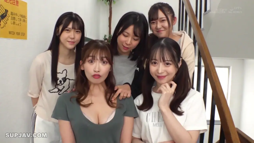 中景 · 微笑 · 楼梯间 · 休闲装 · 拍照 · 多人合照 · 站立合围