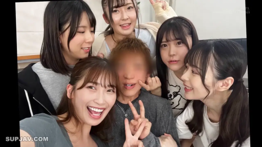 室内 · 中景 · 多人 · 笑容 · 休闲服 · 拍照 · 聚拢