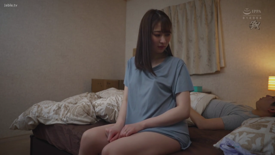 坐姿 · 卧室 · 床 · 剧情 · 抚摸 · 睡衣 · 犹豫