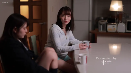 坐姿 · 专注 · 中景 · 谈话 · 餐厅 · 白色毛衣 · 水杯 · 多角色