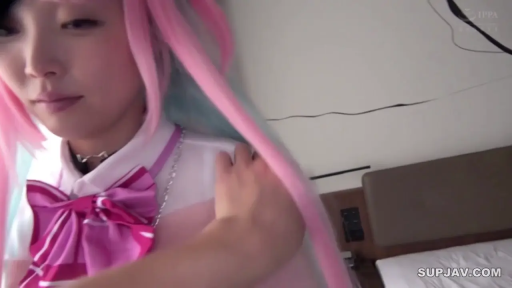 室内 · 胸部特写 · 站立 · 自然 · 假发 · Cosplay · 整理发丝 · 粉色毛衣与大蝴蝶结