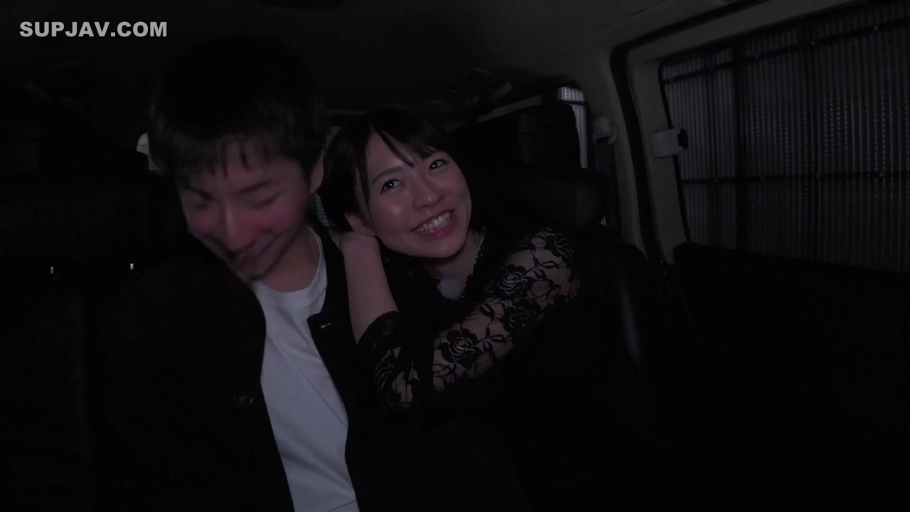 微笑 · 车内 · 動画のスクリーンショット · 近景特写 · レースのトップ · 車座 · 親密な交流 · 坐姿依偎