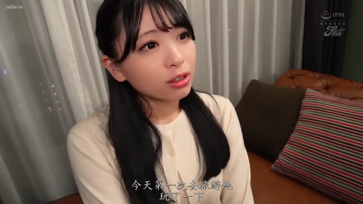 室内 · 坐姿 · 交谈 · 沙发 · 自然 · 面部特写 · 黑长直 · 浅色开衫