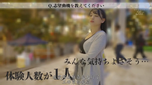 站立 · 字幕 · 自然 · 上半身 · 素人 · 户外街头 · 采访 · 灰色开衫