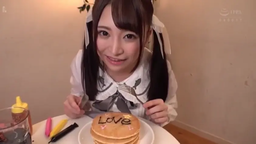 室內 · 坐姿 · 脸部 · 甜美 · 雙馬尾 · 准备用餐 · 白色制服 · 煎饼